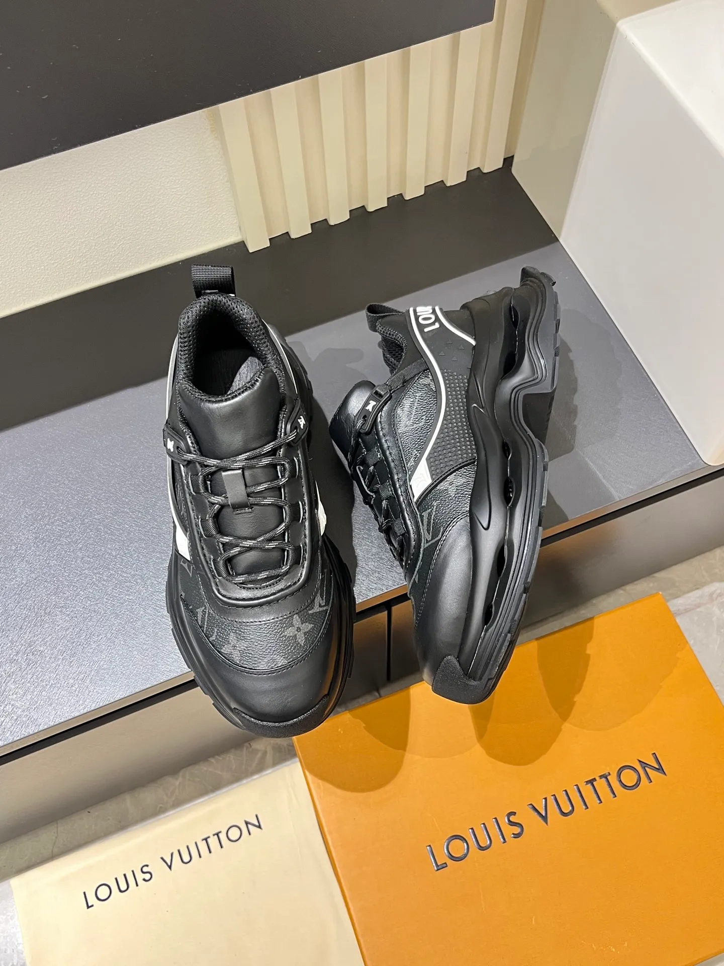 p600 "LOUI* VUITTO*" popular men's casual shoes, genuine development in Italy 💯Purchasing level quality ✔️The upper is made of first-layer cowhide, comfortable and soft sheepskin feet ⚡️ Fashionable and versatile, the toe last shape is firm and full, the soles are made from original LV molds and can be freely entered and exited the counter. Light and comfortable on the feet~Purely handmade, details determine quality! Size:39-44!